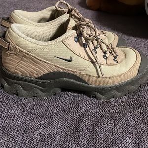 Nike Lahar Low Women's Shoe	
Size W 10 / M 8.5